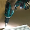 Makita DFS452RFJ akkus csavarbehajtó munka közben