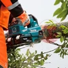 Makita DUC306PT2 láncfűrész munka közben