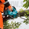 Makita DUC306PT2 láncfűrész munka közben